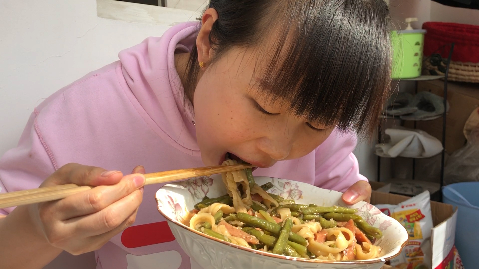 妹子买一斤炒刀削面做豆角焖面,再吃一根大香肠,配上快乐水,连吃两盆没吃饱